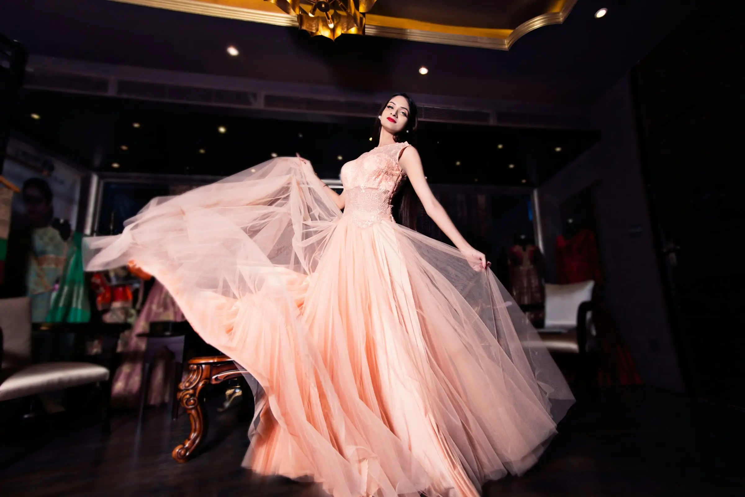 Robe de soirée en tulle rose poudré qui virevolte