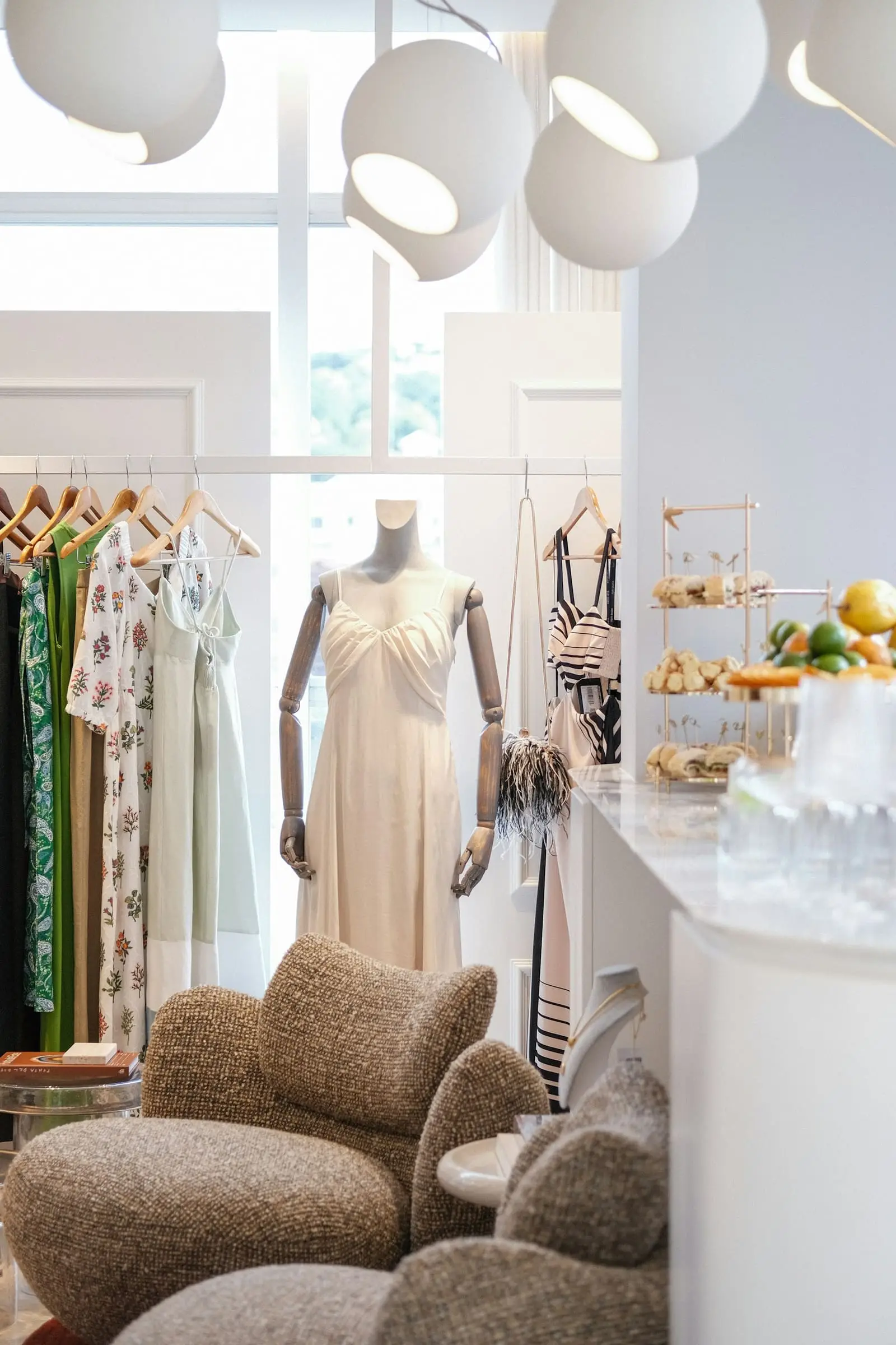 Le showroom Noriya, robes suspendues et fauteuils